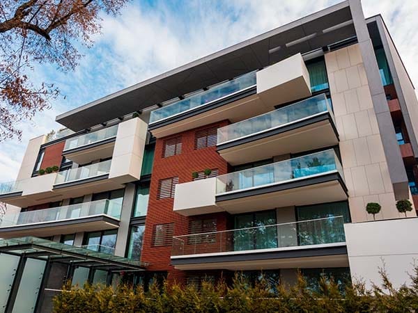 ¿De qué color pintar un edificio? La fachada de tu edificio juega un papel fundamental a la hora de realzar y proteger la infraestructura del mismo.