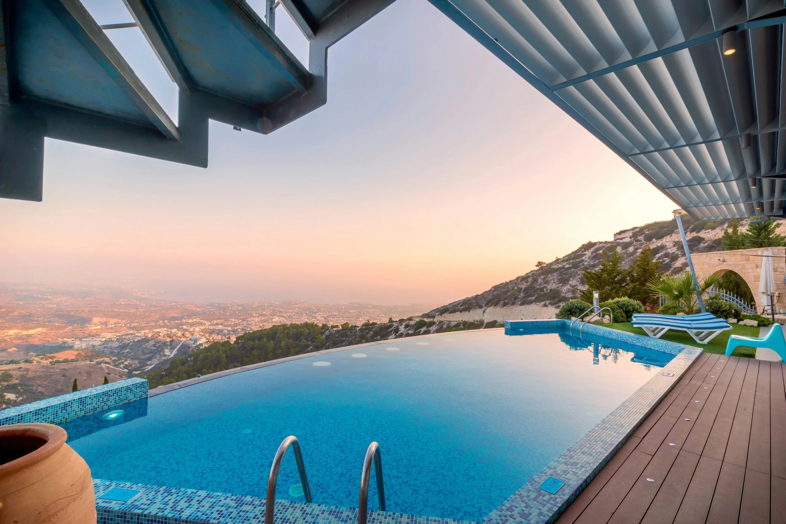 Piscina exterior en vivienda con jardín